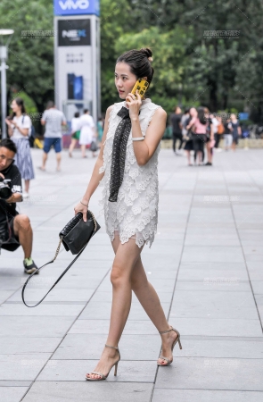 白裙高跟鞋美女