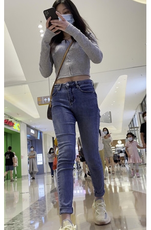 商场里的紧牛美女