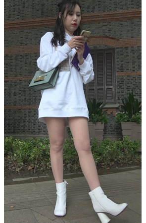 漂亮白衣小美女