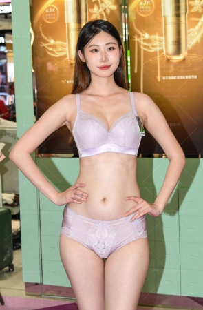 2438-11=110√凤梨身材，极品大学生兼职内衣走秀 20P
