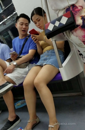 4K – 街拍牛仔短裙姑娘 [1.45 GB/MP4]