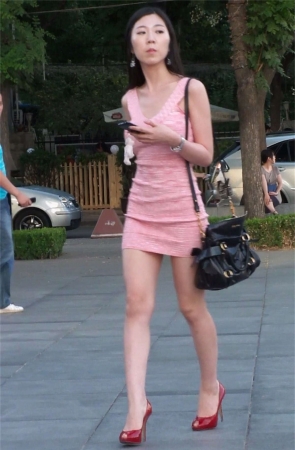 粉红连衣裙美少妇的性感红高跟