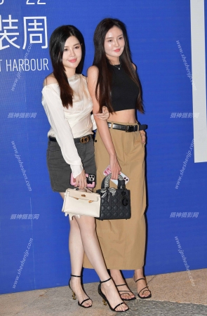 23921-26=65√白皙美腿，靓丽闺蜜 18P