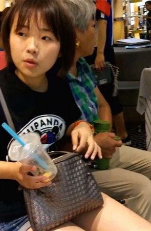 多位女神级美女齐聚鞋柜商场试鞋