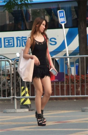 街拍性感时尚的超短裙美女
