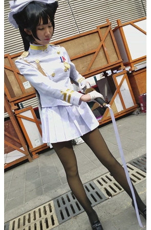 持刀白色制服cosplay美眉