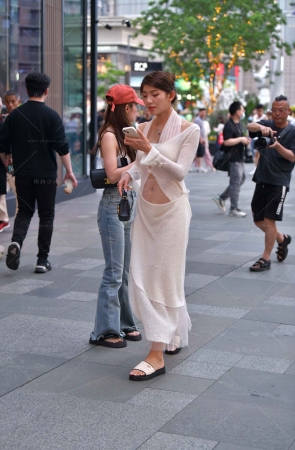 街拍白裙小姐姐