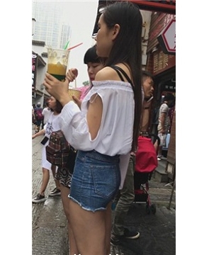 身材超级劲爆的牛仔短裤美女 [2.22 GB]