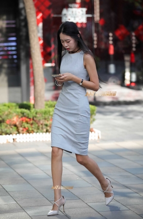 气质美眉 曲线撑起美感