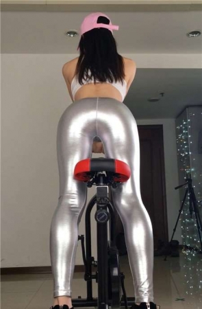 银白色紧身裤健身器材上模拍美女 [420 MB]