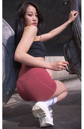 （套图一）红色短裤骆驼趾美女(442P)[10.31G/JPG]