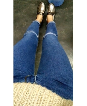 超紧蓝色牛仔裤学妹第一视角自拍 [693 MB]