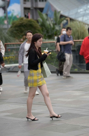 街拍靓丽白皙的包臀裙少f