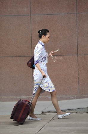 【街拍心灵】旗袍灰丝街拍美腿空乘下班了