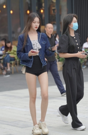 热裤大长腿美女 真迷人