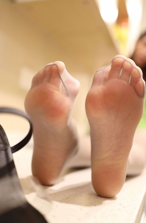 F60小秋绿色裙子下的灰色丝袜678G