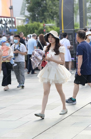 街拍清纯白裙肉丝美眉 [19P]