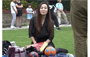 街拍黑色连衣裙美足靓妹 [1.13 GB/avi]