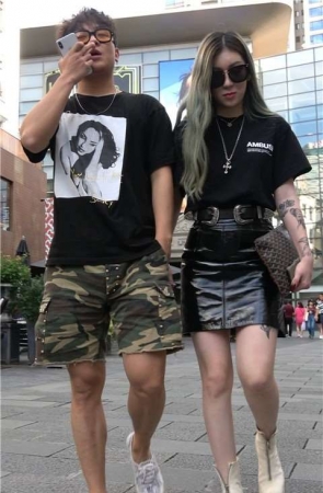 4K 性感皮裤墨镜街拍美女很酷