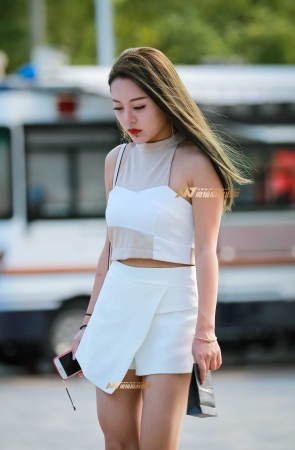 人潮之中你孤独而美丽着