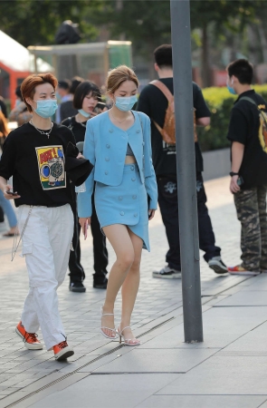 四九城嘎子街拍作品 – 蓝色包臀裙美眉