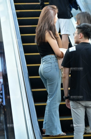 人群中牛仔裤美女