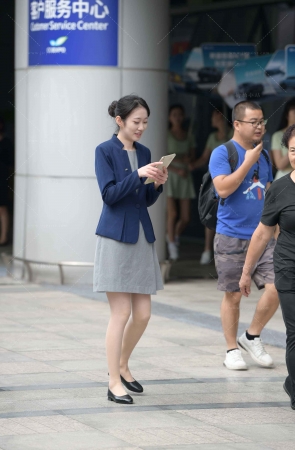 户外拉新的小姐姐