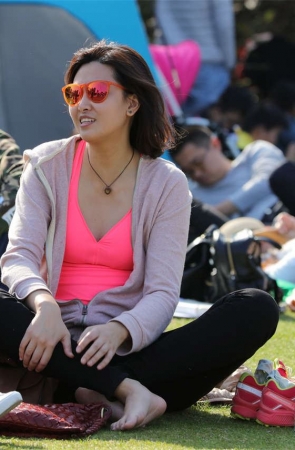 No800 热力四射的靓妹以特别的方式给你看足底