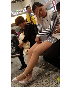 4k-性感肉色丝袜美腿少妇，一筹莫展的在等车。