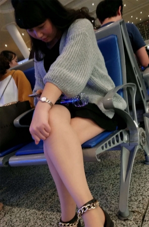 火车站等车的丰满肉丝带脚链高跟少妇