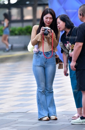 拍照微丰腴牛仔裤美女