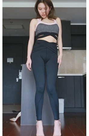 极品黑色紧身裤美女二[354M/MP4]