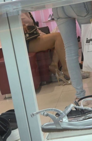 女孩商场长丝试高跟凉鞋