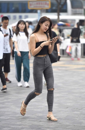 街拍性感的紧身黑牛美女