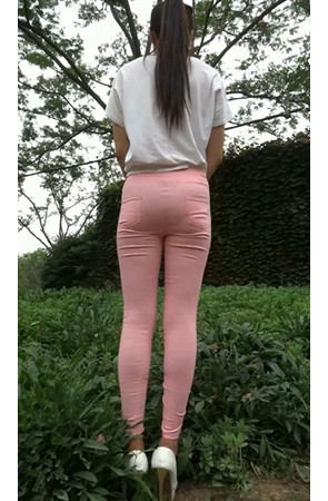 模拍粉裤紧身美眉