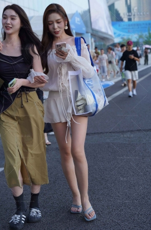 蓝色凉鞋大长腿美女