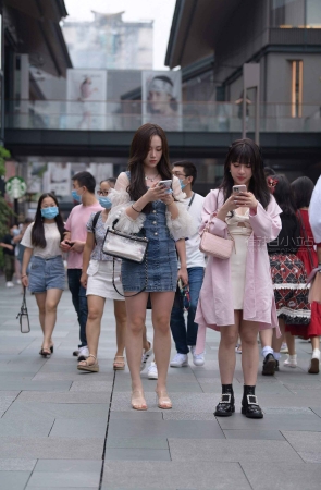 包臀牛仔裙美眉街拍