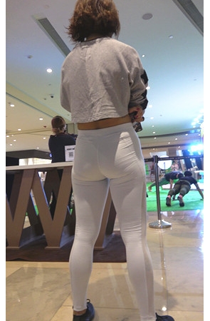 短发白色紧身裤美眉《一》