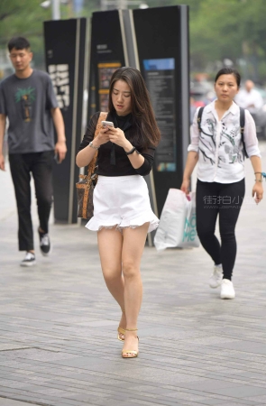 亮眼的金色量高跟鞋美腿姑娘