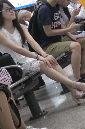 戴眼镜的气质小美女