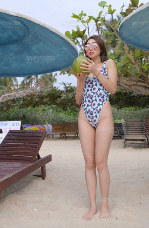 花朵图案比基尼美女