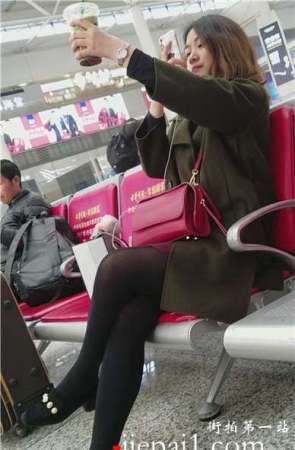 4k-黑丝美腿小清新美女候车室不忘自拍