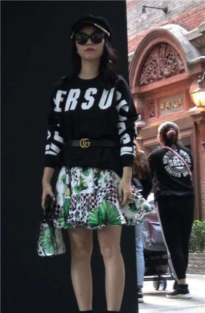 4k – 酷酷的墨镜美女摆拍 [1.41 GB/MP4]