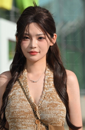 2591-30-74√粉嫩美腿，长靴小姐姐 10P