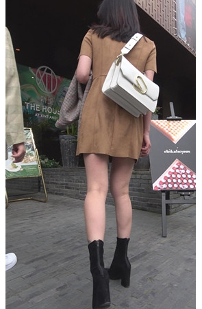 棕色连衣裙小姐姐