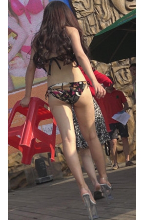 漂亮的高跟比基尼美女