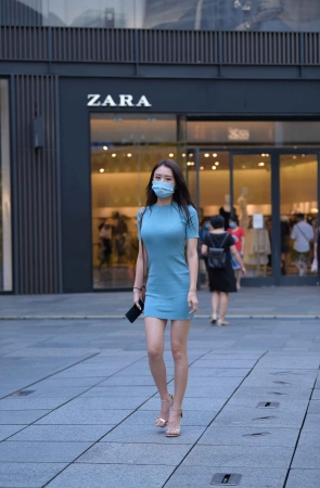 街拍气质的蓝色群高跟美女