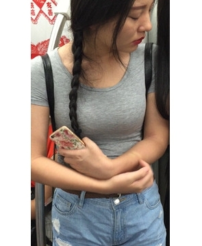 丰满紧身T恤热裤妹子，被那红唇迷住了。