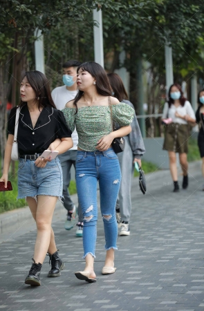 街拍紧牛美眉与闺蜜