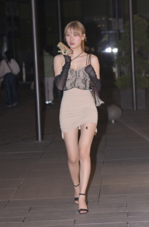 肉色包臀裙美女